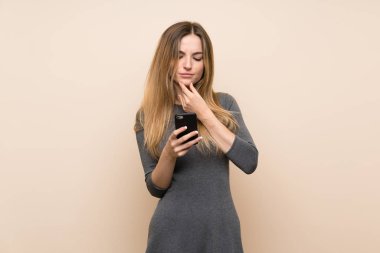 Izole arka plan düşünme ve bir mesaj gönderme üzerinde genç kadın