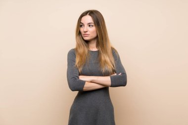 Izole arka plan portre üzerinde genç kadın