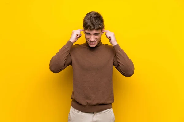 Bello Giovane Isolato Sfondo Giallo Frustrato Coprendo Orecchie — Foto Stock