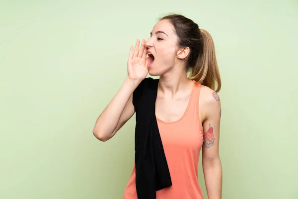 Joven Mujer Deportiva Sobre Pared Verde Gritando Con Boca Abierta —  Fotos de Stock