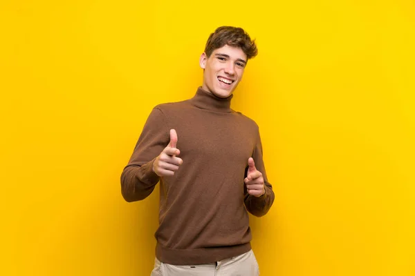 Izole Sarı Arka Plan Üzerinde Yakışıklı Genç Adam Işaret Gülümseyen — Stok fotoğraf
