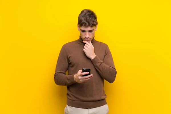 Handsome Young Man Isolated Yellow Background Thinking Sending Message — Stock Photo, Image