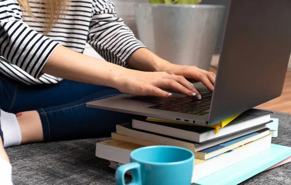 Young woman sitting on the floor with her laptop — Stock Photo, Image