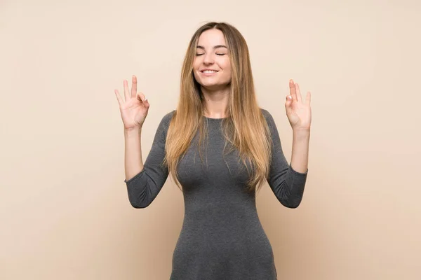 Mujer Joven Sobre Fondo Aislado Pose Zen —  Fotos de Stock