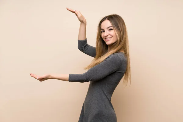 Junge Frau Mit Isoliertem Hintergrund Hält Copyspace Eine Anzeige Schalten — Stockfoto