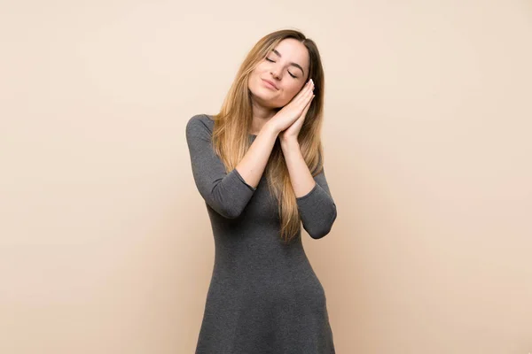 Jonge Vrouw Geïsoleerde Achtergrond Maken Slaap Gebaar Dorable Uitdrukking — Stockfoto