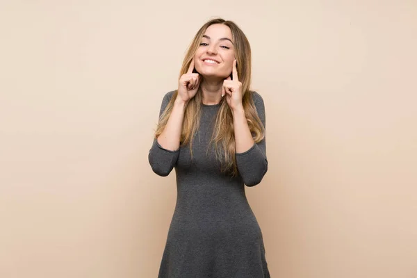 Mujer Joven Sobre Fondo Aislado Sonriendo Con Una Expresión Feliz —  Fotos de Stock