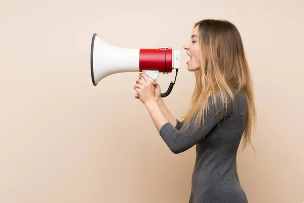 Jonge Vrouw Geïsoleerde Achtergrond Schreeuwen Door Een Megafoon — Stockfoto