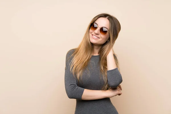 Mladá Žena Izolovaném Pozadí Brýlemi Usmívajícími — Stock fotografie