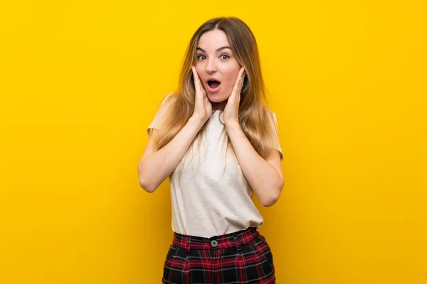 Giovane Donna Oltre Isolato Muro Giallo Con Espressione Facciale Sorpresa — Foto Stock