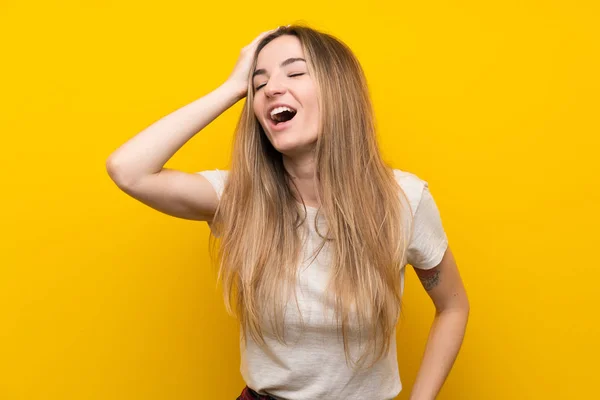 Młoda Kobieta Białym Żółtej Ścianie Śmiech — Zdjęcie stockowe