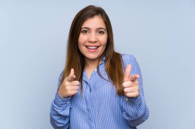 Çizgili gömlek ile genç kız size parmak işaret