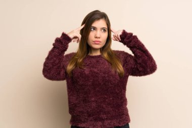 Genç kız şüpheleri ve düşünme sahip