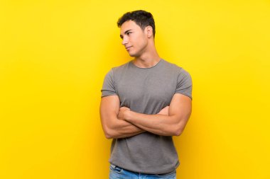 Izole sarı duvar portresi üzerinde Yakışıklı adam