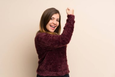 Genç kız güçlü jest yapıyor