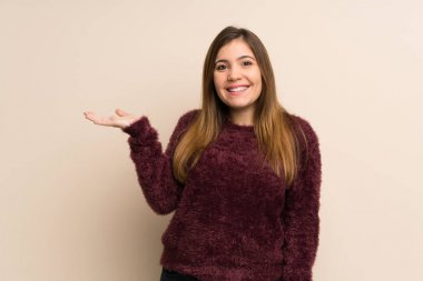 Boşaltmak hayali avuç içinde tutan genç kız, bir reklam eklemek için