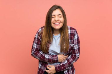 Pembe duvar üzerinde genç kız çok gülümsüyor