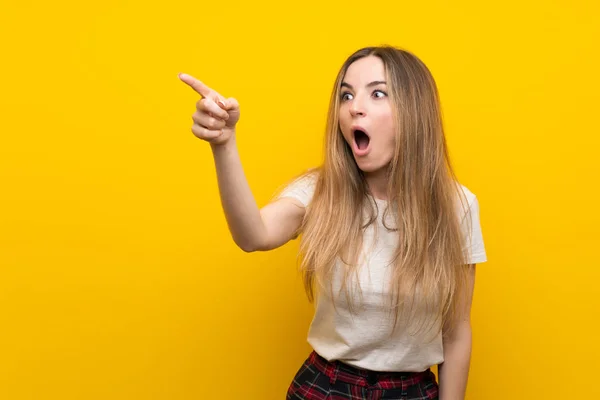 Giovane Donna Oltre Isolato Muro Giallo Che Punta Lontano — Foto Stock