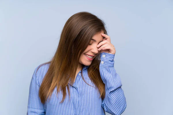 Junges Mädchen Mit Gestreiftem Hemd Lacht — Stockfoto