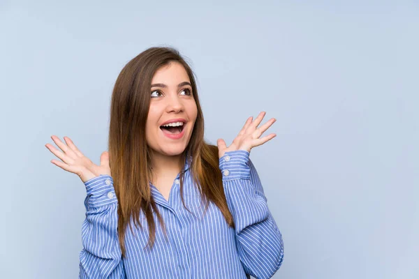 Menina Com Camisa Listrada Com Expressão Facial Surpresa — Fotografia de Stock