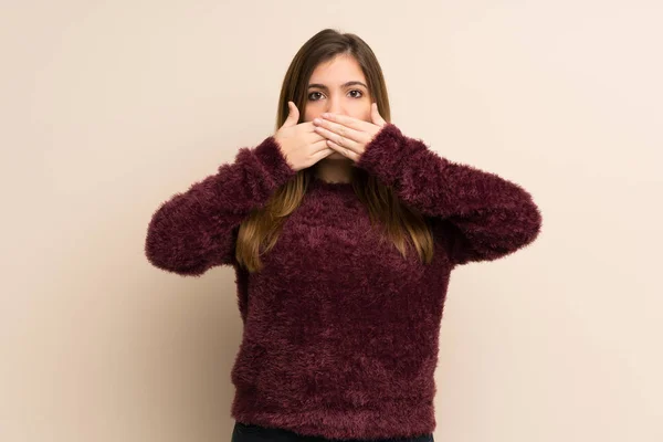 Junges Mädchen Das Mund Mit Händen Bedeckt — Stockfoto