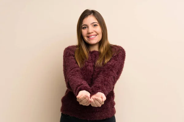 Jovencita Sosteniendo Espacio Copia Imaginario Palma Mano Para Insertar Anuncio —  Fotos de Stock