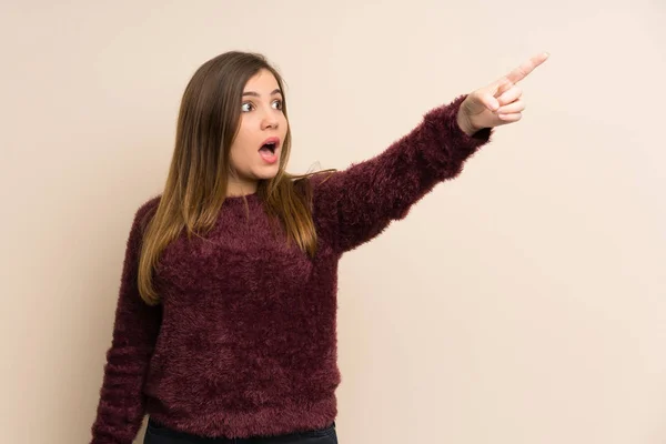 Menina Jovem Apontando Para Longe — Fotografia de Stock