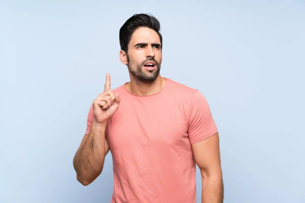 Hombre Joven Guapo Camisa Rosa Sobre Fondo Azul Aislado Pensando — Foto de Stock