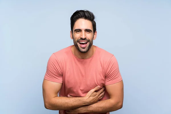 Hombre Joven Guapo Camisa Rosa Sobre Fondo Azul Aislado Sonriendo — Foto de Stock