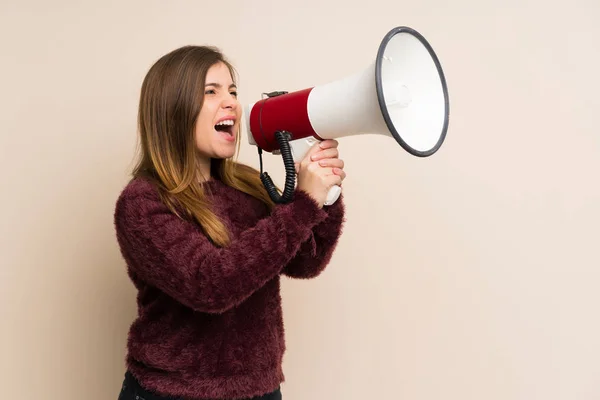 Jong Meisje Schreeuwen Door Een Megafoon — Stockfoto