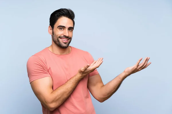 Schöner Junger Mann Rosa Hemd Über Isoliertem Blauem Hintergrund Der — Stockfoto