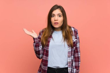 Pembe duvar üzerinde genç kız şüphe jest yapma