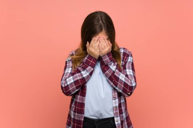 Genç kız yorgun ve hasta ifade ile pembe duvar üzerinde