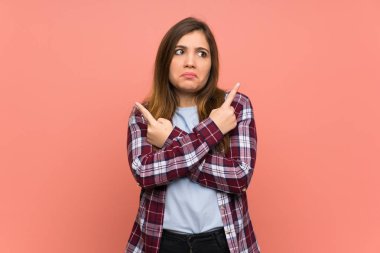 Pembe duvar üzerinde genç kız şüpheleri olan laterals işaret