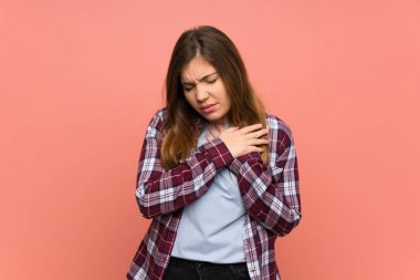 Pembe duvar üzerinde genç kız kalbinde bir ağrı olan