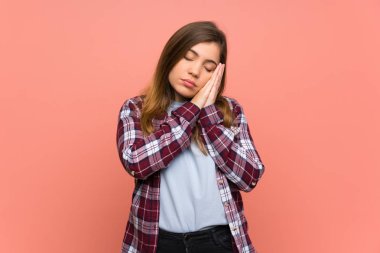 Pembe duvar üzerinde genç kız dorable ifade uyku jest yapma