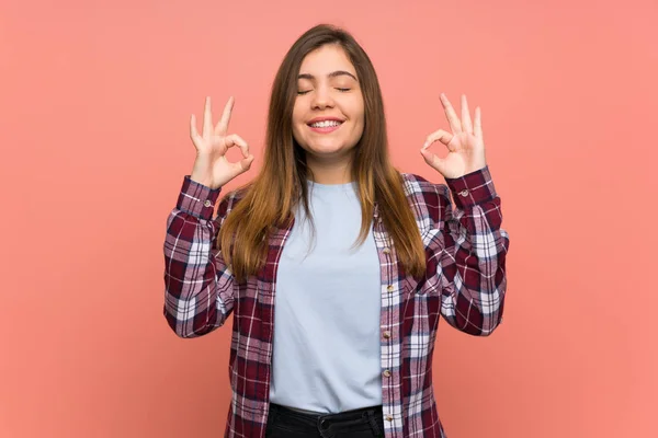 Jong Meisje Roze Muur Zen Pose — Stockfoto