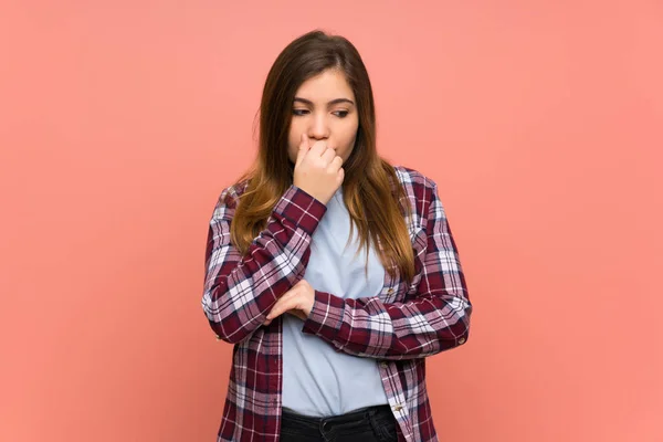 Jovencita Sobre Pared Rosa Teniendo Dudas —  Fotos de Stock