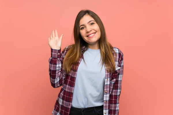 Mutlu Ifade Ile Ile Selamlama Pembe Duvar Üzerinde Genç Kız — Stok fotoğraf