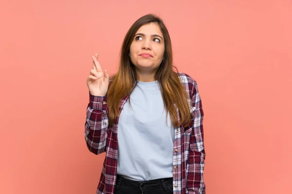 Chica Joven Sobre Pared Rosa Con Los Dedos Cruzando Deseando — Foto de Stock