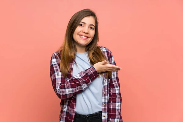 Menina Jovem Sobre Parede Rosa Apresentando Uma Ideia Enquanto Olha — Fotografia de Stock