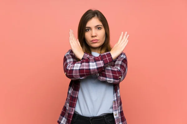 Young Girl Pink Wall Making Gesture — Stock Photo, Image