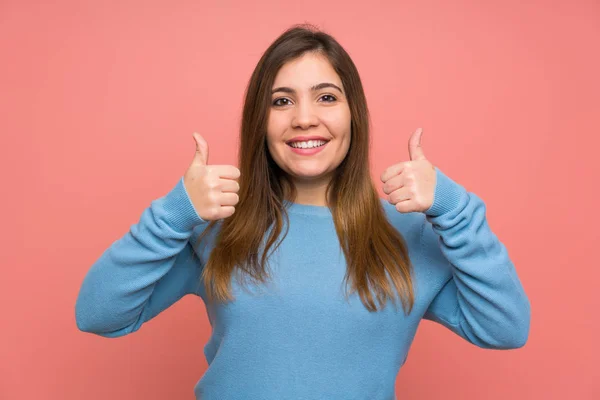 Junges Mädchen Mit Blauem Pullover Das Eine Daumen Hoch Geste — Stockfoto