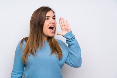 Geniş açık ağız ile bağırarak mavi kazaklı genç kız