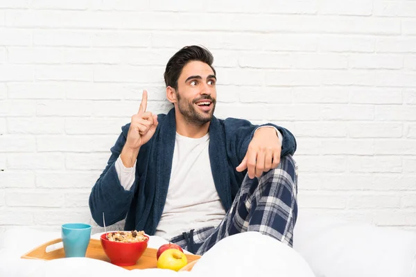 드레싱 가운을 침대에서 손가락을 올리는 해결책을 실현하려는 식사를하는 — 스톡 사진