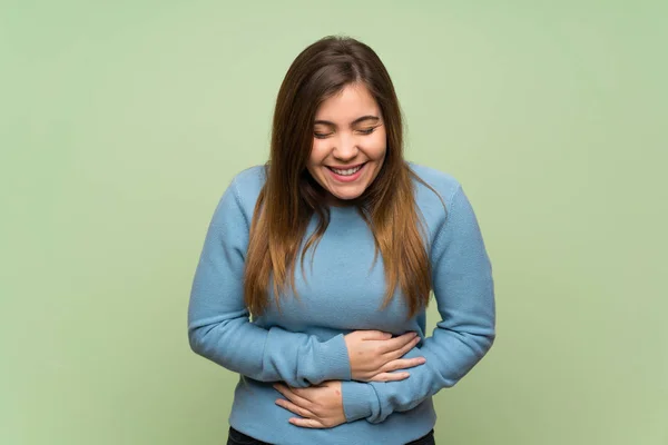 Giovane Ragazza Sopra Muro Verde Sorridente Molto — Foto Stock