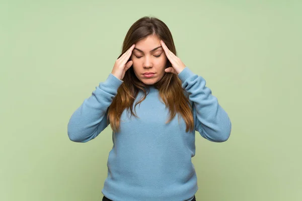 Junges Mädchen Mit Kopfschmerzen Über Grüne Mauer — Stockfoto