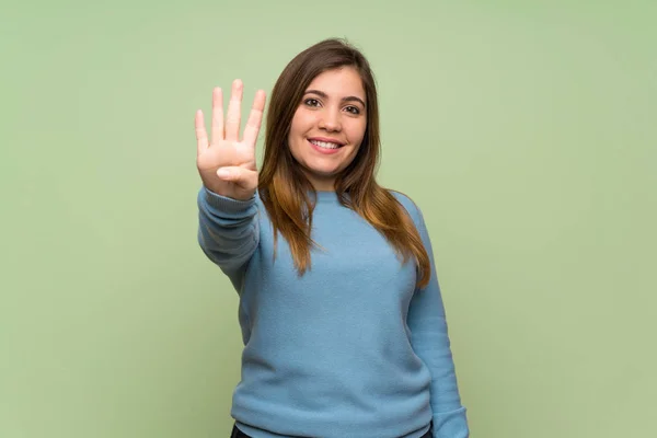 Yeşil Duvar Üzerinde Genç Kız Mutlu Parmakları Ile Dört Sayma — Stok fotoğraf