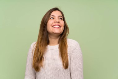 Beyaz kazak gülüyor ile genç kız