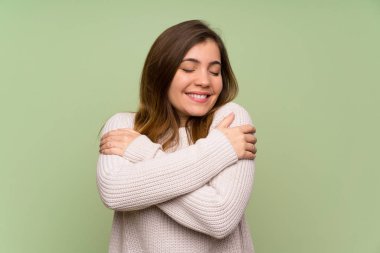 Beyaz kazak sarılma ile genç kız